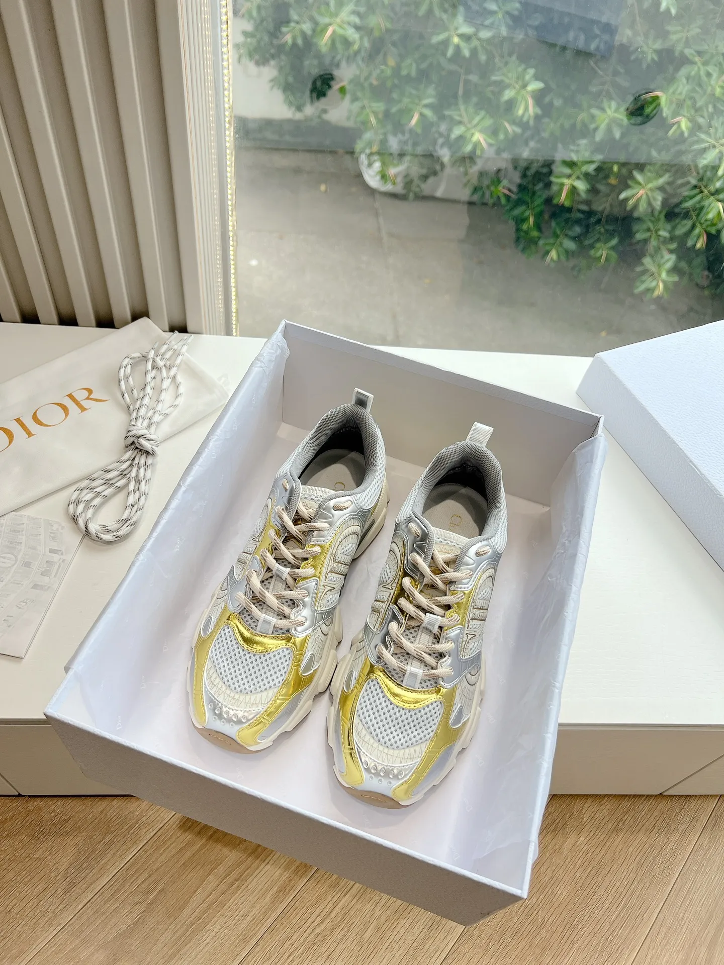 👟👟Ex-factory price 640👟👟 (Top version) Dior Chrono series sports shoes Purchased and developed in Taikoo Hui for RMB 18,200. This Dior chrono sports shoe continues the timeless silhouette and is carefully made of mesh, so it will be particularly comfortable on the feet. It is decorated with CD special craftsmanship logo to enhance the style. The lightweight style is matched with the "Christian Dior" logo thin sole, suitable for all seasons, and can be matched with all kinds of casual looks to add a finishing touch. Classic and super durable. Upper: cowhide stitching. Original molded outsole. Size: 35-41. Full set of counter synchronized gift box 💝 packaging